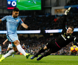 Man City thắng nhọc nhằn trong thế mất người