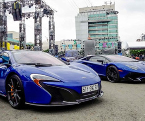 Minh Nhựa khoe hai siêu xe cùng màu