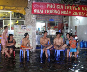 Nắp cống bung trong đêm, nhà dân ở Sài Gòn chìm trong nước