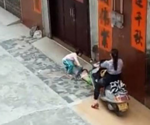 Phẫn nộ: Người phụ nữ lái xe máy cố tình đâm lên người em bé đang nằm khóc dưới đất