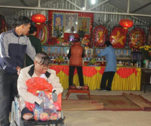 Vụ máy bay rơi ở Hòa Lạc: Chiến sỹ sống sót trong ngày đầu đến thắp hương cho đồng đội