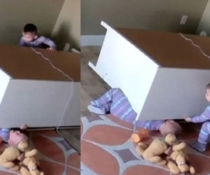 Cha mẹ phải xem: Khoảnh khắc bé 2 tuổi bị tủ quần áo đổ ập xuống người và cái kết không ngờ