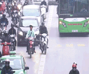 Clip: Tài xế xe buýt nhanh BRT sợ nhất bị xe máy tạt đầu
