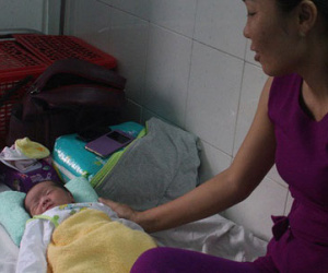 Cứu sống bé gái 10 ngày tuổi bị bỏ rơi bên vệ đường trong đêm giao thừa Tết Dương lịch