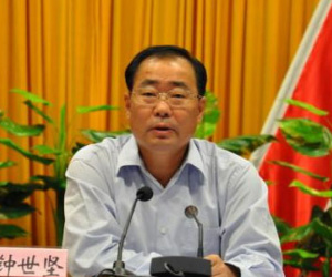 Khám nhà quan thanh tra thu “Rượu ngàn chai, tiền hàng bó”