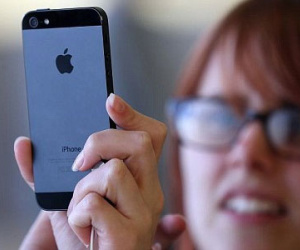 Mua iPhone 5S lưu sẵn số Adele và nhiều người nổi tiếng