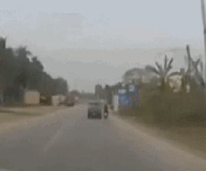 Ôtô đánh võng hất văng hai người trên xe máy