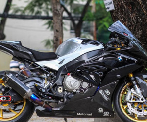Siêu môtô BMW S1000RR độ dàn áo carbon ở Sài Gòn