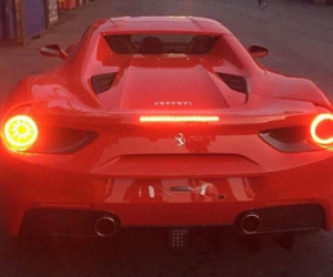 Siêu xe Ferrari 488 Spider đỏ rực "xông đất" Việt Nam trong năm 2017