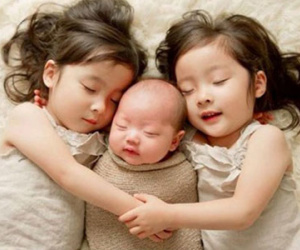 Dành cho mẹ hai con: mẹo để trẻ lớn thích nghi nhanh với em bé mới sinh