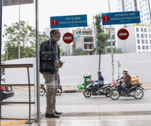 Hành khách lúng túng tìm lối ra vào nhà chờ buýt nhanh BRT