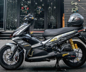 Honda Air Blade đời cũ lột xác nhờ đồ chơi hàng hiệu