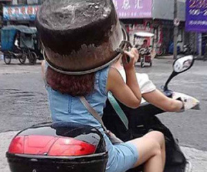 Khi chị em đã "bỏ ngoài tai, bất chấp tất cả" để tránh nắng ra đường thì cảnh này là thường