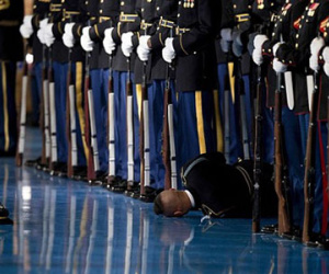 Lính Mỹ ngất xỉu trong lễ từ biệt của Obama
