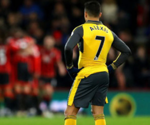 Sốc: Alexis Sanchez không thèm nói chuyện với đồng đội tại Arsenal