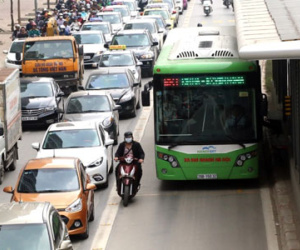 Buýt nhanh bị xe máy, taxi lấn làn
