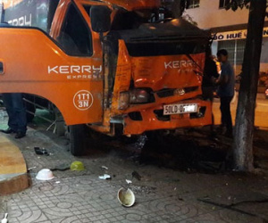 Xe chuyển phát nhanh gây tai nạn liên hoàn, tông nhiều người