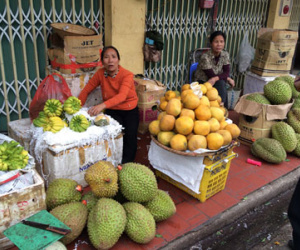 Cận Tết, hoa quả siêu rẻ, bán lỗ mà vẫn “ế chỏng ế chơ”