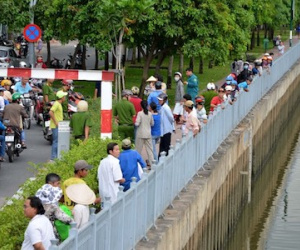Chồng đánh vợ rồi nhảy xuống kênh Nhiêu Lộc trốn công an