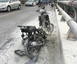 Hà Nội: Xe máy bất ngờ bốc cháy dữ dội trên cầu vượt Lê Văn Lương