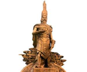 Hai mẫu tượng đài Hùng Vương được chọn để trình Ban bí thư