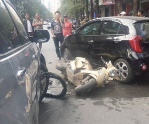 Hàng chục người nâng "xe điên" cứu cháu bé mắc kẹt