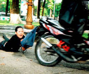 Người phụ nữ bị giật túi xách Zara chứa gần nửa tỷ đồng