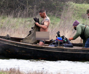 Tom Hardy thích thú khỏa thân trên trường quay phim mới
