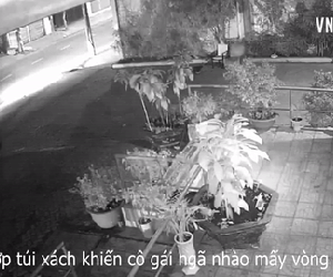 Clip: Cô gái bị hai tên cướp giật túi xách ngã nhoài trên đường