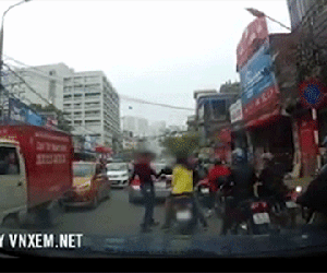 Clip: Không đội mũ bảo hiểm còn tạt đầu xe, thanh niên đèo bạn gái bị tài xế taxi hăm dọa