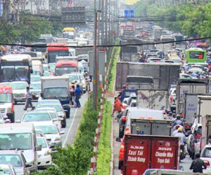 Đường vào sân bay Tân Sơn Nhất kẹt cứng ngày cuối tuần