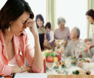 Mẹ chồng quái chiêu bắt con dâu ngồi gói bánh răng bừa suốt 3 ngày Tết