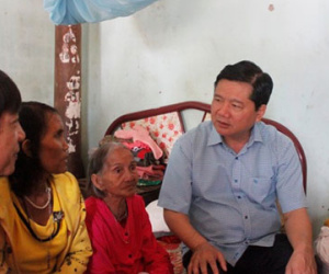 Bí thư Thăng ra Ninh Thuận tặng quà cho người nghèo đón Tết