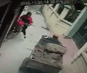 Clip: Camera ghi những pha thoát chết hy hữu sau tai nạn