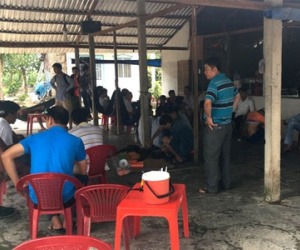 Phá trường gà bắt 23 con bạc đang say sưa cá cược