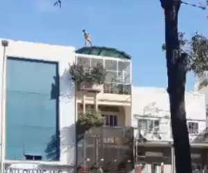Thanh niên leo mái nhà, cởi quần áo nhảy múa ở Sài Gòn