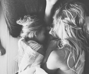 Gái trẻ chưa chồng với tâm thư gửi con gây sốt: "Đừng yêu người khiến con khóc quá 3 lần..."