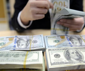 Giá USD ngân hàng lao dốc dù tỷ giá trung tâm tăng mạnh