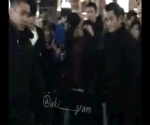 Lộ clip G-Dragon cưng chiều bảo vệ, hôn Dara giữa đám đông fan hỗn loạn