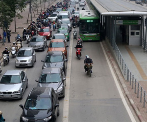 Những hình ảnh "xấu xí" bên làn buýt nhanh Hà Nội