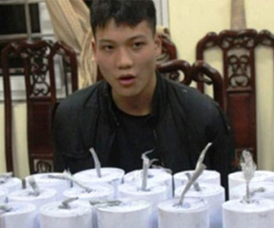 Thiếu niên cuốn pháo khủng đem bán, 1 quả nặng... 16kg