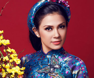 Việt Trinh rạng rỡ trong trang phục áo dài gấm trung niên