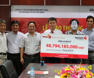 Vietlott trao thưởng cho chủ nhân giải Jackpot đầu tiên năm 2017