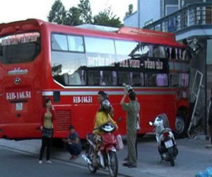 Xe khách lao thẳng vào nhà dân đường Phạm Hùng