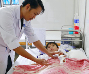 Bé trai 8 tuổi dập nát bàn tay vì tự chế pháo