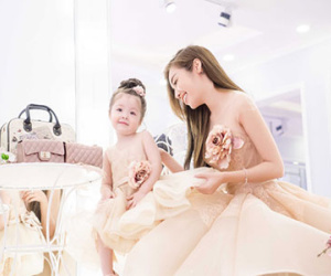 Cadie đáng yêu khi mặc đồ đôi với mẹ Elly Trần