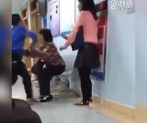 Cậu bé ở Trung Quốc đánh mẹ vì không được chơi điện thoại