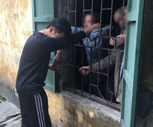 Chàng trai bật khóc khi vô tình gặp lại bạn cũ trong trại tâm thần