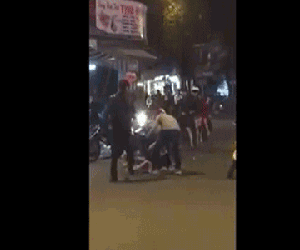 Chàng trai đạp người yêu dã man giữa phố Đà Nẵng gây bức xúc