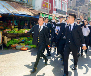 Đàm Vĩnh Hưng và dàn trai trẻ gây "náo loạn" Chợ Cũ Sài Gòn